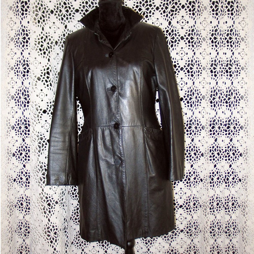 Womans Danier fitted leather coat D0023